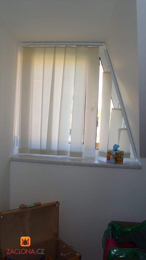 Fotoreportage der realisation von der abschirmung atypischer fenster Welche vorhänge für schräge