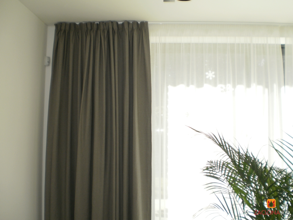 Fenster mit aussicht in den wald