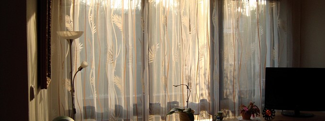 Jemné záclony se vzorem jako efektní dekorace oken