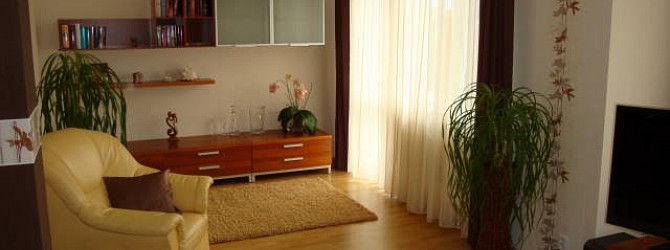 Obývací pokoj v novém s elegantními tapetami