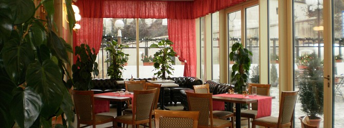 Hotelová restaurace v zimní zahradě