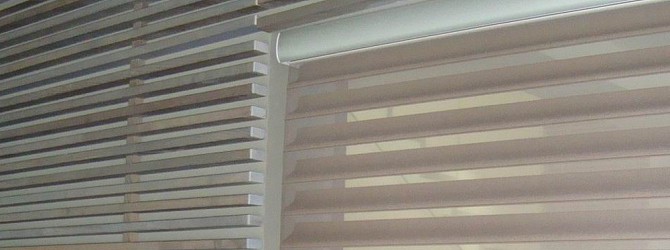 Žaluzie Silhouette jako designové stínění u bazénu