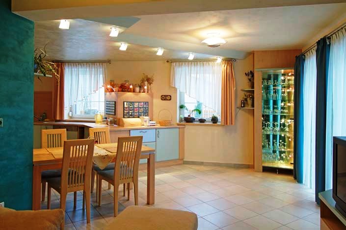 Küche mit vorhängen in zwei verschiedenen farben