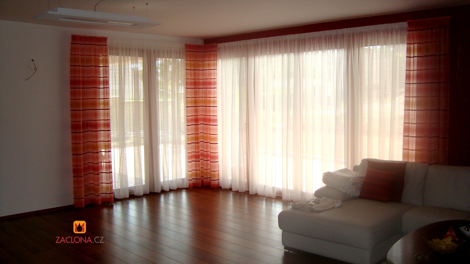 Drei farbvarianten einer gardine in einem haus Gardine wohnzimmer