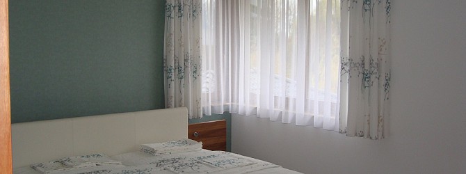 Útulná ložnice s dekorací v chladném odstínu