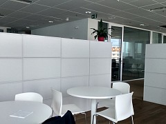 Závěsy v open space office