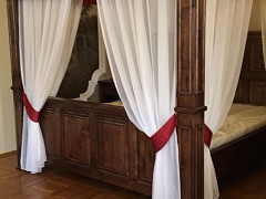 Postel jako z pohádky s romantickou dekorací ze záclony