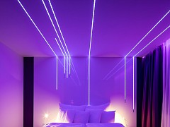 Hra barev v designovém hotelovém pokoji Linie světla