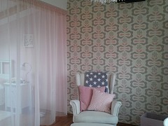 Něžný pokoj s růžovou záclonou jako pro princeznu