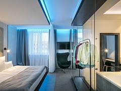 Designový hotelový pokoj Royal bed neboli královské lůžko