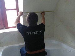 Hádejte, kolik techniků STYLTEX designu se vejde do hotelové koupelny?