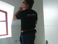 Hádejte, kolik techniků STYLTEX designu se vejde do hotelové koupelny?