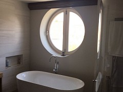 Zastínění kruhového okna v koupelně