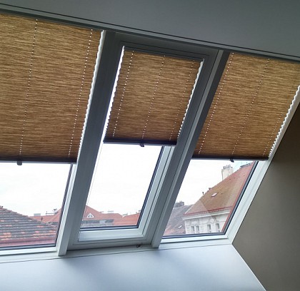 Střešní okna v pracovně s ideálním stíněním - plisse žaluziemi