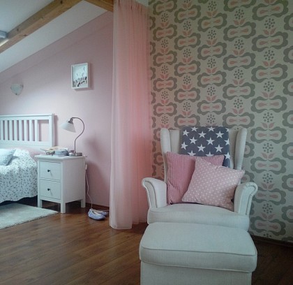 Něžný pokoj s růžovou záclonou jako pro princeznu