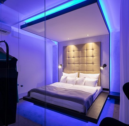 Designový hotelový pokoj Royal bed neboli královské lůžko