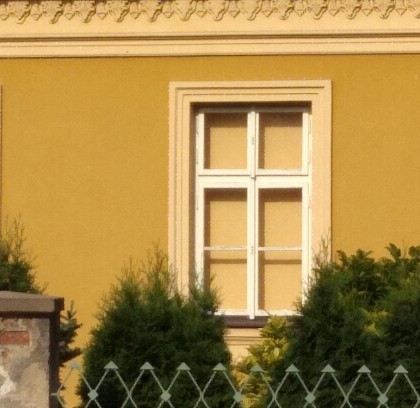 Harmonický soulad navíjecích rolet s odstínem šambrán oken