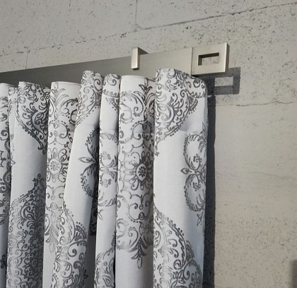 Inspirativní kovové kolejnice s noblesními závěsy