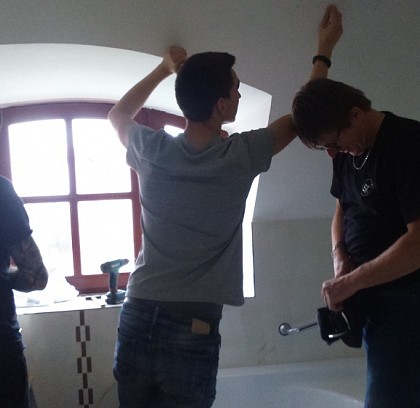 Hádejte, kolik techniků STYLTEX designu se vejde do hotelové koupelny?