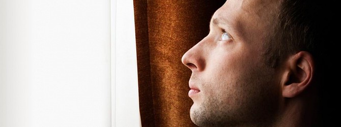 Jednoduchá rada jak pomoci svému muži s dekoracemi oken: Nechte ho doma!