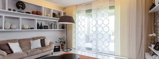 Obývací pokoj s proměnlivým zastíněním japonskou posuvnou stěnou
