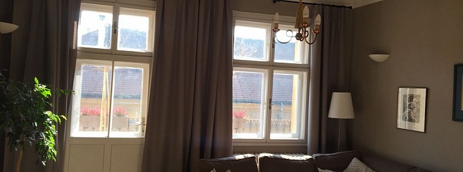 Výrazné záclonové tyče sluší i obývacímu pokoji